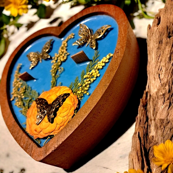 Hand Crafted , Wicked Worthy Wax, Time flies, wooden heart candle - Picture 3 of 3